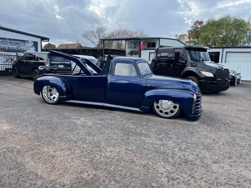 suburban tow truck